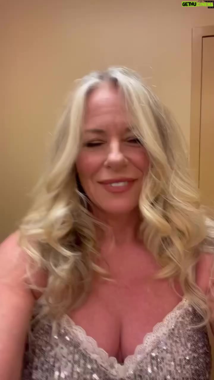 Deana Carter Instagram - 🎄🎁Happy Holidays! Merry Christmas! 🎄🎁