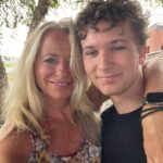 Deana Carter Instagram - Another blessing of touring is getting to pass thru awesome towns & today took us straight thru #WKU so I got to have lunch with my boy @hayes_hicky!! 💗 Happy Momma!