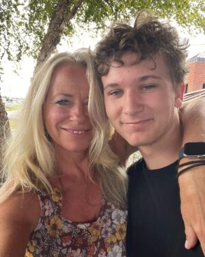 Deana Carter Instagram - Another blessing of touring is getting to pass thru awesome towns & today took us straight thru #WKU so I got to have lunch with my boy @hayes_hicky!! 💗 Happy Momma!