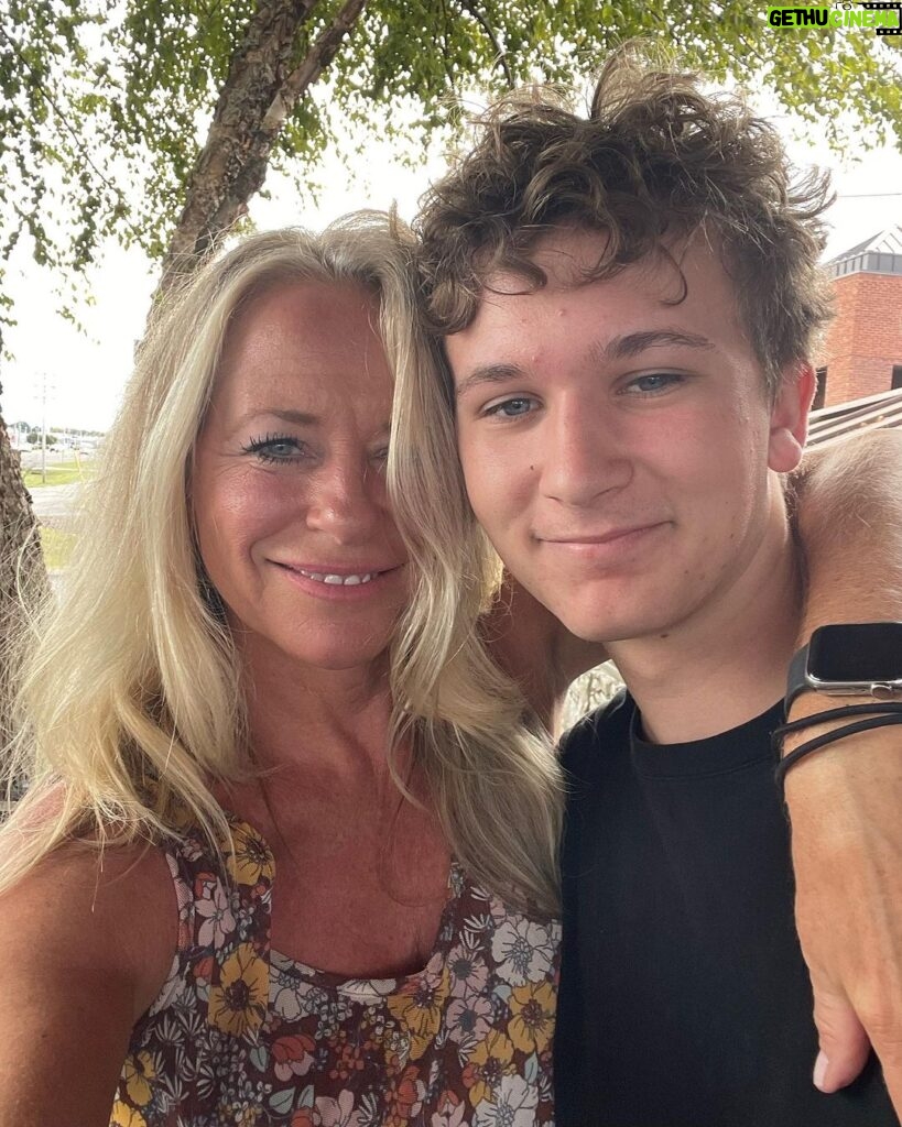 Deana Carter Instagram - Another blessing of touring is getting to pass thru awesome towns & today took us straight thru #WKU so I got to have lunch with my boy @hayes_hicky!! 💗 Happy Momma!