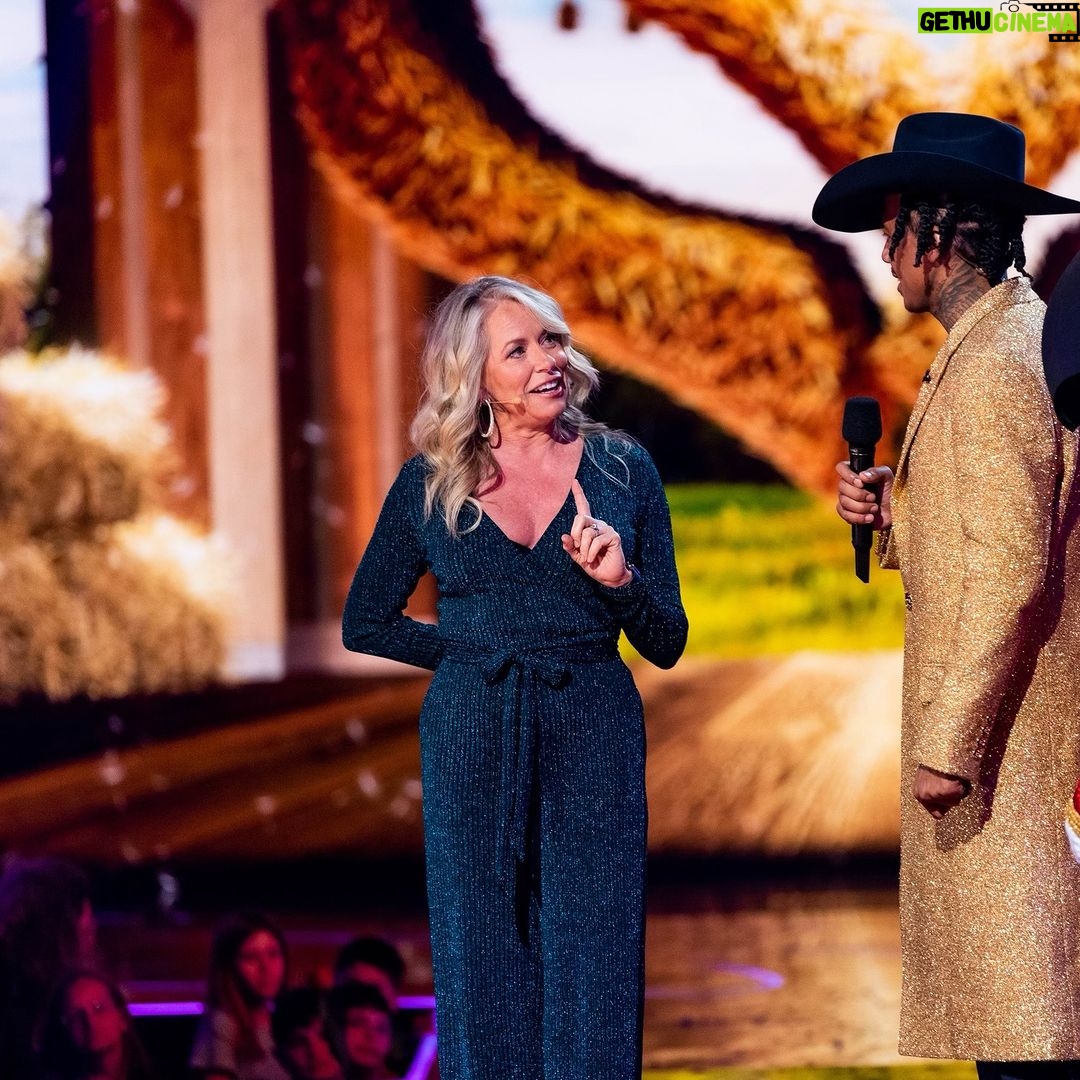 Deana Carter Instagram - Make sure to tune in tonight at 8/7c to see ME deliver a clue on #themaskedsinger for Country Night! π€ ππ»π₯°πΆπ @maskedsingerfox