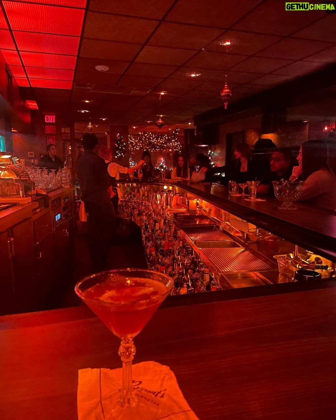 Deana Carter Instagram - Excited about our #Mikwaukee #ComingHomeForChristmas Tour & enjoying the city! Thanks Bryant's Lounge @ Five O'Clock Steakhouse & Potawanomi Casino Milwaukee,wi for a FAB, pre-show evening!! #cominghomeforchristmastour2022 #philvassar