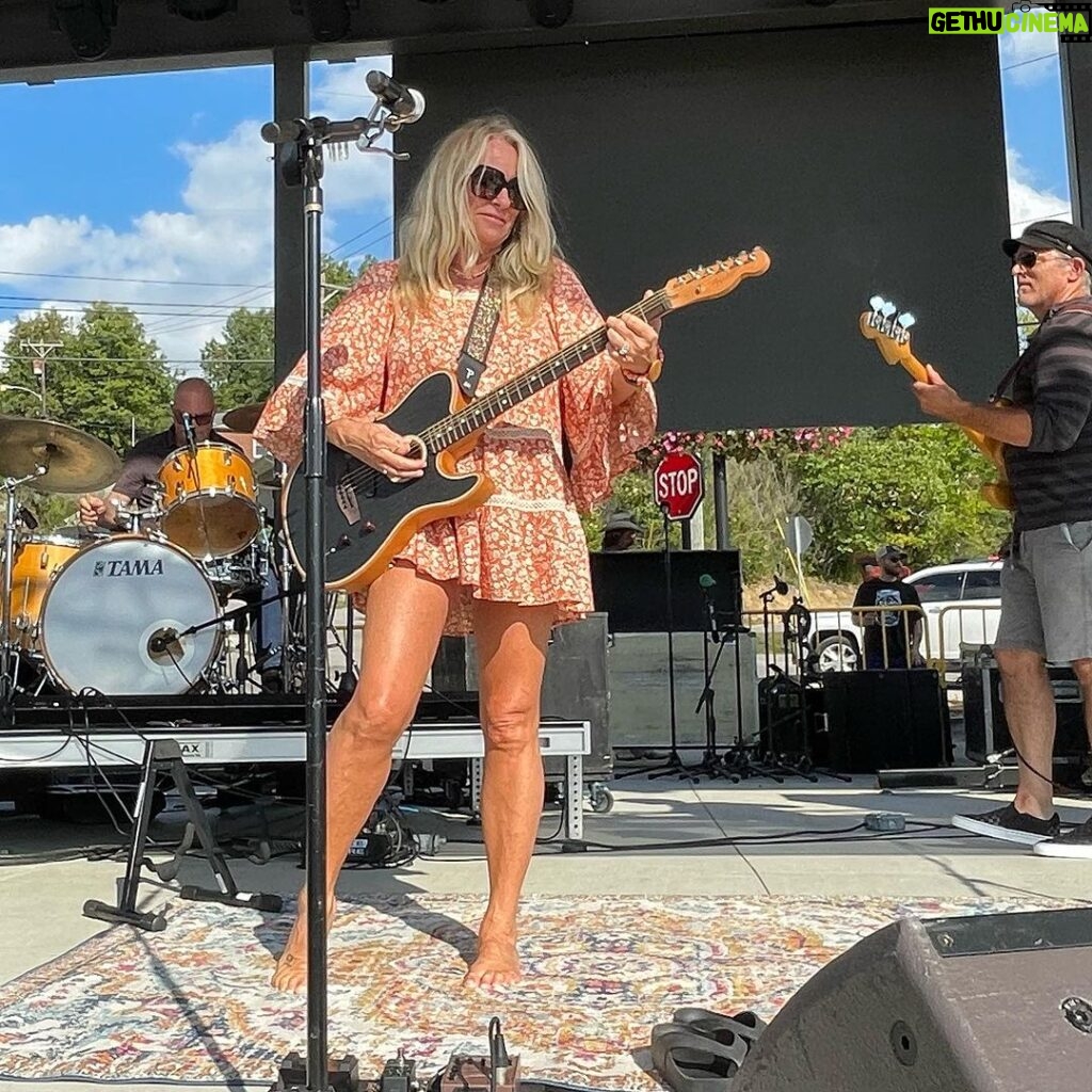 Deana Carter Instagram - Sound check at the @worldchickenfestival! See you tonight, #londonkentucky #worldchickenfestival London, Kentucky