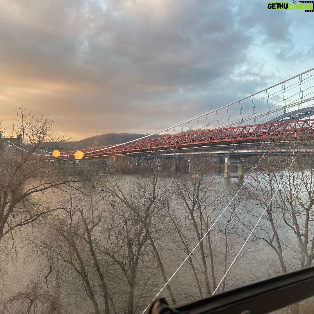 Deana Carter Instagram - Gorgeous day, gorgeous town! Perfect for a #cominghomeforchristmastour with @philvassar 🙌🏻🎄🥰 #ComingHomeForChristmas #wheelingWV