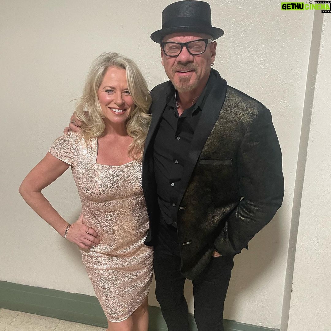 Deana Carter Instagram - Gorgeous day, gorgeous town! Perfect for a #cominghomeforchristmastour with @philvassar 🙌🏻🎄🥰 #ComingHomeForChristmas #wheelingWV