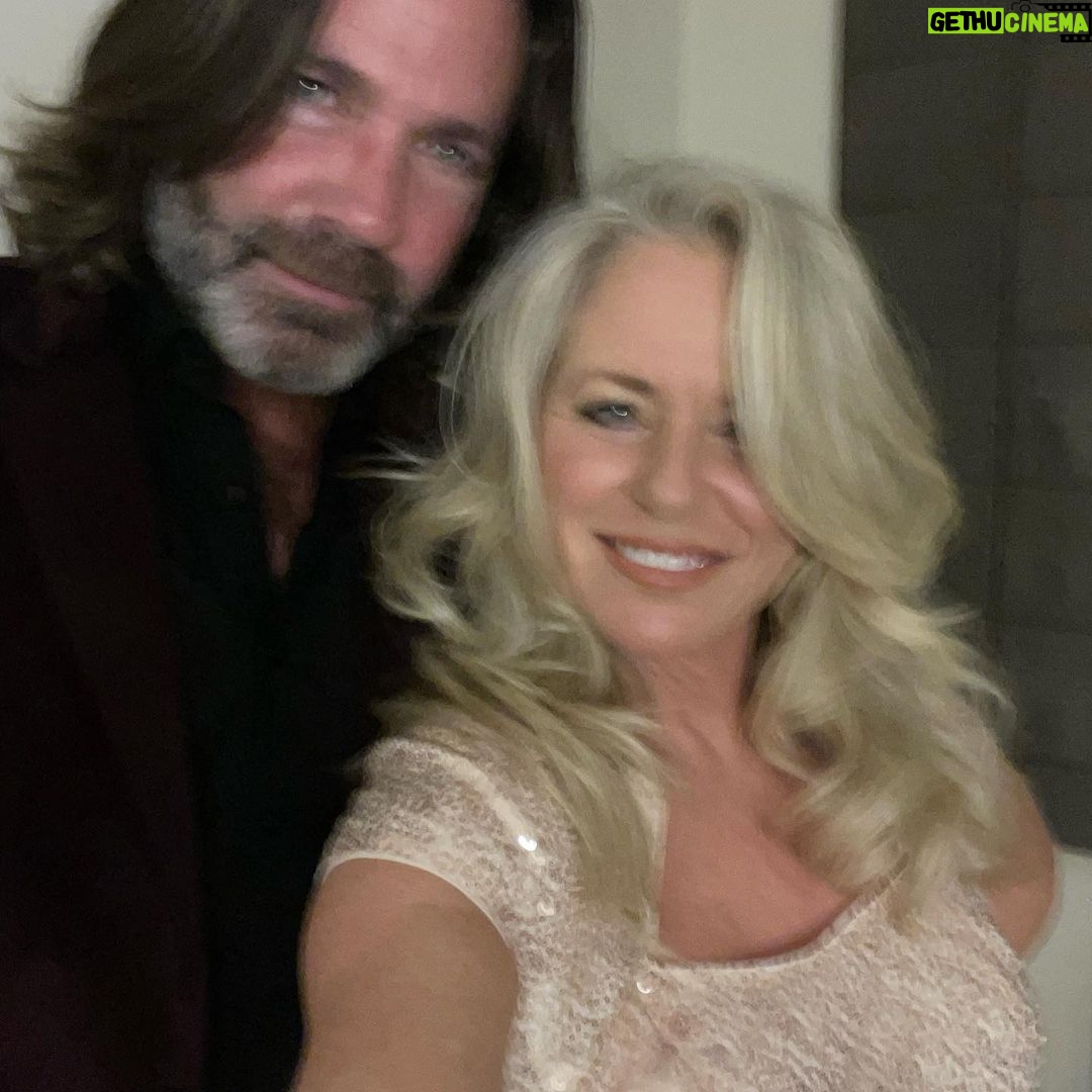 Deana Carter Instagram - Gorgeous day, gorgeous town! Perfect for a #cominghomeforchristmastour with @philvassar 🙌🏻🎄🥰 #ComingHomeForChristmas #wheelingWV