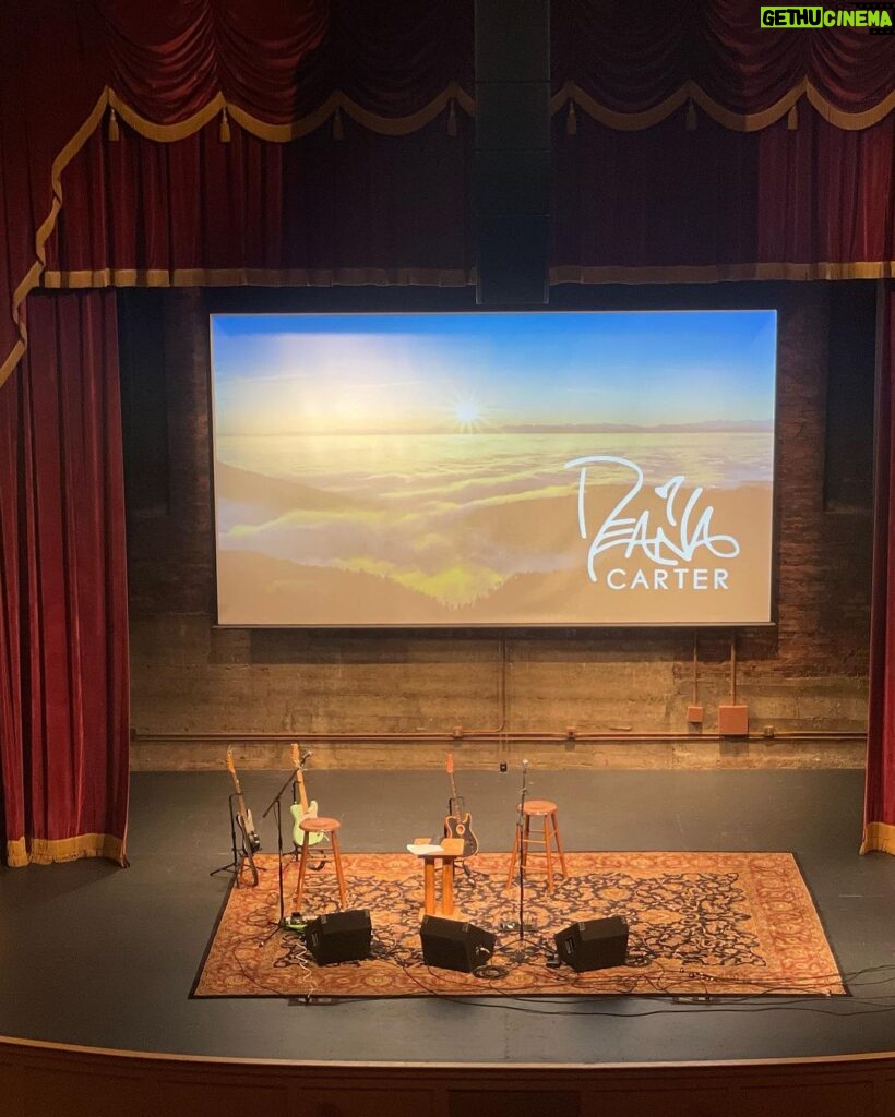Deana Carter Instagram - Excited to be back at #TheLoncolnTheater in #MarionVA tonight!! Y’all come see us! Go to Deana.com for all the tour dates the rest of the year!!We are busy bees!!#ontheroadagain ❤️👏🏻❤️👏🏻❤️ Lincoln Theatre in Marion, Virginia