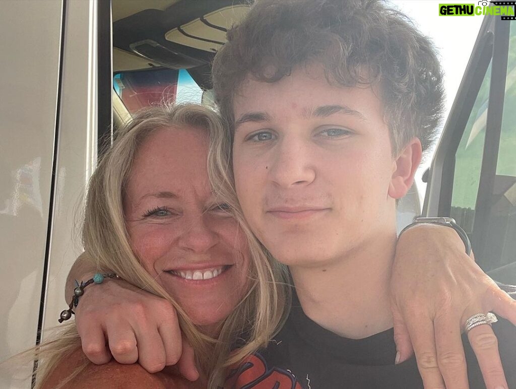 Deana Carter Instagram - HAPPY 19th BIRTHDAY to my Hayes!! 🥳🎉🎂🥳🎉🎂🥳SUCH a Blessing & WOW my life changed for the better when I held you in my arms! You’re my treasure. Go out & CELEBRATE the last year as a teen AND a full blown adult! A special year indeed. I love you!! ❤️ @hayes_hicky