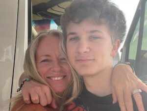 Deana Carter Instagram - HAPPY 19th BIRTHDAY to my Hayes!! 🥳🎉🎂🥳🎉🎂🥳SUCH a Blessing & WOW my life changed for the better when I held you in my arms! You’re my treasure. Go out & CELEBRATE the last year as a teen AND a full blown adult! A special year indeed. I love you!! ❤️ @hayes_hicky