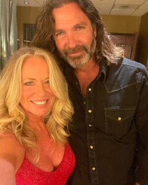 Deana Carter Instagram - Well, another AMAZING night with my @opry #family with all the great artists & staff! Thanks for another fabulous evening in #thecircle ❤️ My date is pretty hot too! 🥰 🔥