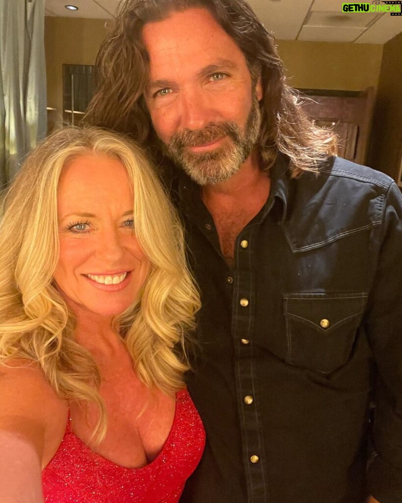 Deana Carter Instagram - Well, another AMAZING night with my @opry #family with all the great artists & staff! Thanks for another fabulous evening in #thecircle ❤️ My date is pretty hot too! 🥰 🔥 Grand Ole Opry