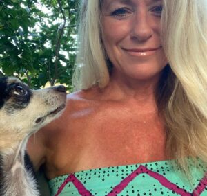 Deana Carter Instagram - My heart is absolutely broken today. 💔 My sweet Georgie is warming the hearts of angels now. What a perfect little gift & immense Blessing she was to me. Wait for me in Heaven, G. Cant wait to cuddle up to you again. I love you. ❤️