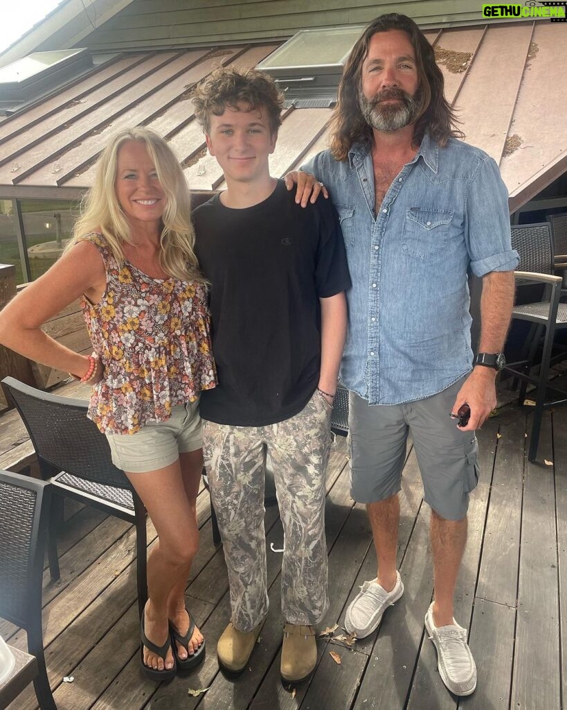 Deana Carter Instagram - Another blessing of touring is getting to pass thru awesome towns & today took us straight thru #WKU so I got to have lunch with my boy @hayes_hicky!! 💗 Happy Momma!