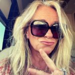 Deana Carter Instagram - Nuttin’ like crusin’ thru my ol’stompin’ grounds in #Ktown & soakin’ up some BIG ORANGE 🍊 vibes!! Lub me sum TENNESSEE baby! Thanks to Mark & @sugarmama for hosting us last night. 💗🍊#GOVOLS 🍊💗 a headed to our gig in #LondonKY tonight!! 🎶🎸🎤 UT Knoxville Alumni