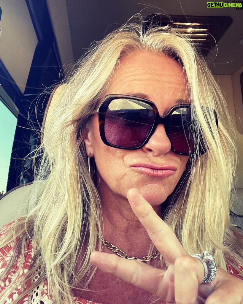 Deana Carter Instagram - Nuttin’ like crusin’ thru my ol’stompin’ grounds in #Ktown & soakin’ up some BIG ORANGE 🍊 vibes!! Lub me sum TENNESSEE baby! Thanks to Mark & @sugarmama for hosting us last night. 💗🍊#GOVOLS 🍊💗 a headed to our gig in #LondonKY tonight!! 🎶🎸🎤 UT Knoxville Alumni