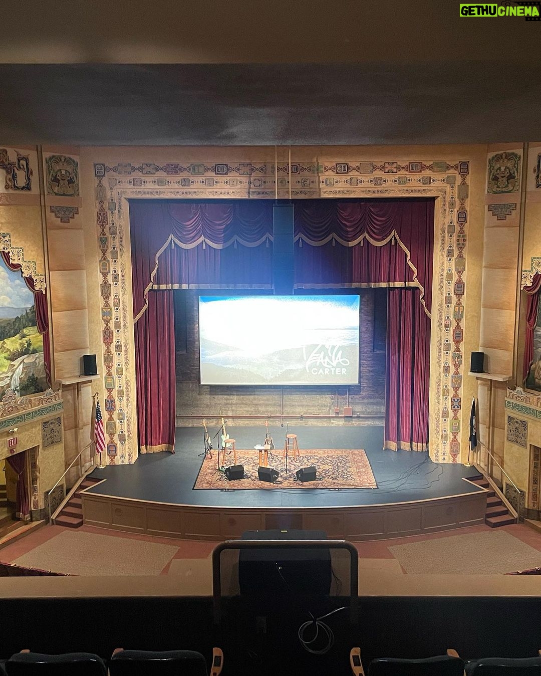 Deana Carter Instagram - Excited to be back at #TheLoncolnTheater in #MarionVA tonight!! Y’all come see us! Go to Deana.com for all the tour dates the rest of the year!!We are busy bees!!#ontheroadagain ❤️👏🏻❤️👏🏻❤️ Lincoln Theatre in Marion, Virginia