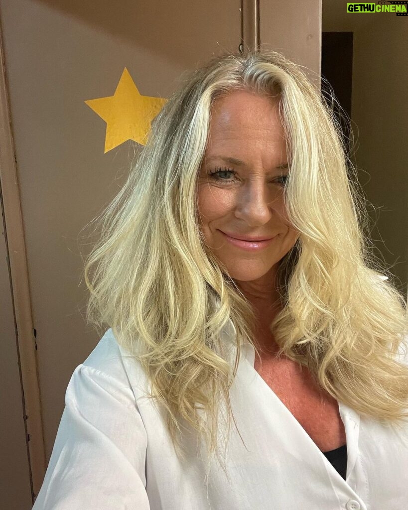 Deana Carter Instagram - Excited to be back at #TheLoncolnTheater in #MarionVA tonight!! Y’all come see us! Go to Deana.com for all the tour dates the rest of the year!!We are busy bees!!#ontheroadagain ❤️👏🏻❤️👏🏻❤️ Lincoln Theatre in Marion, Virginia
