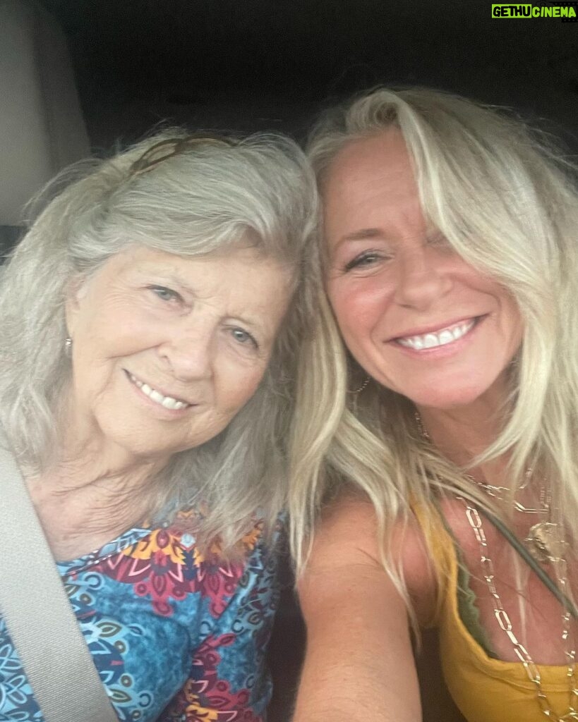 Deana Carter Instagram - Happy 80th Birthday to my beautiful Momma & best buddy. Just look at her!! No one has helped me more, taught me more, or given me more than she has! I love you, my AnnaBanana! ❤️🎂❤️🎂❤️🎂❤️