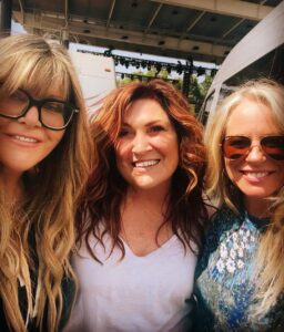 Deana Carter Instagram - Still beaming from being with these hot mamas last night at our @thedevonamp show!! The GIRLS are back in town!! 🙌🏻 @jodeemessina @jamieonealofficial I love you both! 💞🥰💞🥰💞🥰💞🥰💞🥰💞🥰 The Devon Lakeshore Amphitheater