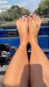 Deana Carter Instagram - Who knew that his Jeep would match my toenails perfectly! 🤷‍♀️ Hahaha! #dreamguy #beachday #30a #jeep The Vue