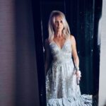 Debbie Gibson Instagram - Backstage 11/25 🤍 See you all this wknd in NYC DebbieGibsonOfficial.com for tix and vip ❄️ Even during a quick change, I take a moment to breathe Photos : Danny Stanton #glam #liveshow #backstage #bts Dressing Room