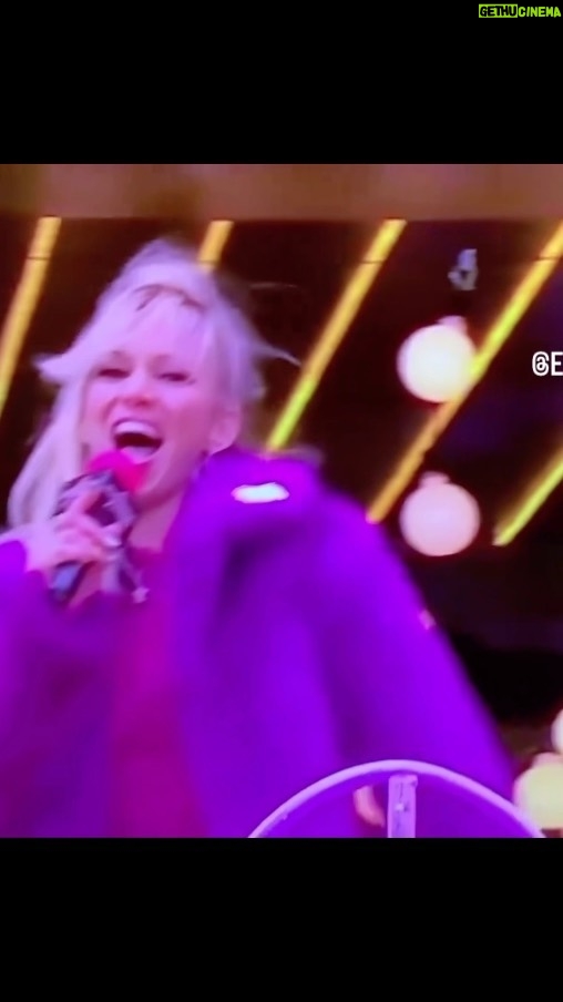 Debbie Gibson Instagram - Thankful for all of YOU ❤️ #TBT to @macys Thanksgiving Day Parade 2019 @nickelodeon Electric Youth ! A treasured memory ! TY @eloiseriddle07 for the clip ! #nyc #thanksgiving #parade #Macysparade Manhattan, New York, USA