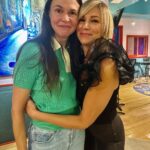 Debbie Gibson Instagram - REUNITED 🤍 @ suttonlenore She is … UNCHANGED 💫 After all these years of immeasurable success. Do you know how refreshing that is ? Sutton Foster was Sandy to my Rizzo in Grease in 1995 and she has evolved into such a consummate performer and beautiful woman. I had the opportunity to peer in on the final rehearsal before she takes the stage at @carnegiehall tomorrow night with the equally as exquisite @kelliohara for their One Night Only show! And my heart was so happy to have a moment to re-connect after way too many years. But doing theater together, especially tours, bonds people for life. Thank you to Dan for the invite ! Can’t wait to read all the rave reviews. Magic ! Merde to these two powerhouse ladies who are gonna blow the roof off the joint ! #friends #leadinglady #magic @marissajaretwinokur @adrianzmed Ripley-Grier Studios