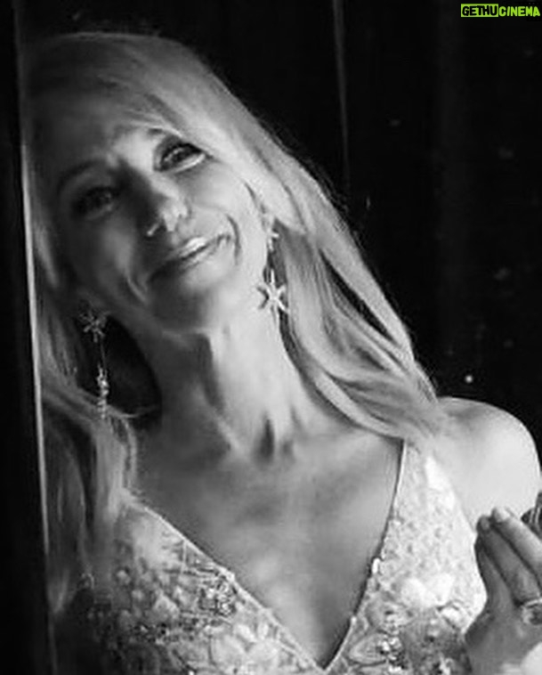 Debbie Gibson Instagram - Backstage 11/25 🤍 See you all this wknd in NYC DebbieGibsonOfficial.com for tix and vip ❄️ Even during a quick change, I take a moment to breathe Photos : Danny Stanton #glam #liveshow #backstage #bts Dressing Room