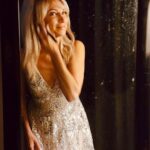 Debbie Gibson Instagram - Backstage 11/25 🤍 See you all this wknd in NYC DebbieGibsonOfficial.com for tix and vip ❄️ Even during a quick change, I take a moment to breathe Photos : Danny Stanton #glam #liveshow #backstage #bts Dressing Room