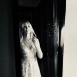 Debbie Gibson Instagram - Backstage 11/25 🤍 See you all this wknd in NYC DebbieGibsonOfficial.com for tix and vip ❄️ Even during a quick change, I take a moment to breathe Photos : Danny Stanton #glam #liveshow #backstage #bts Dressing Room