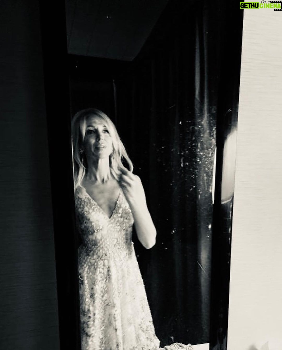 Debbie Gibson Instagram - Backstage 11/25 🤍 See you all this wknd in NYC DebbieGibsonOfficial.com for tix and vip ❄️ Even during a quick change, I take a moment to breathe Photos : Danny Stanton #glam #liveshow #backstage #bts Dressing Room
