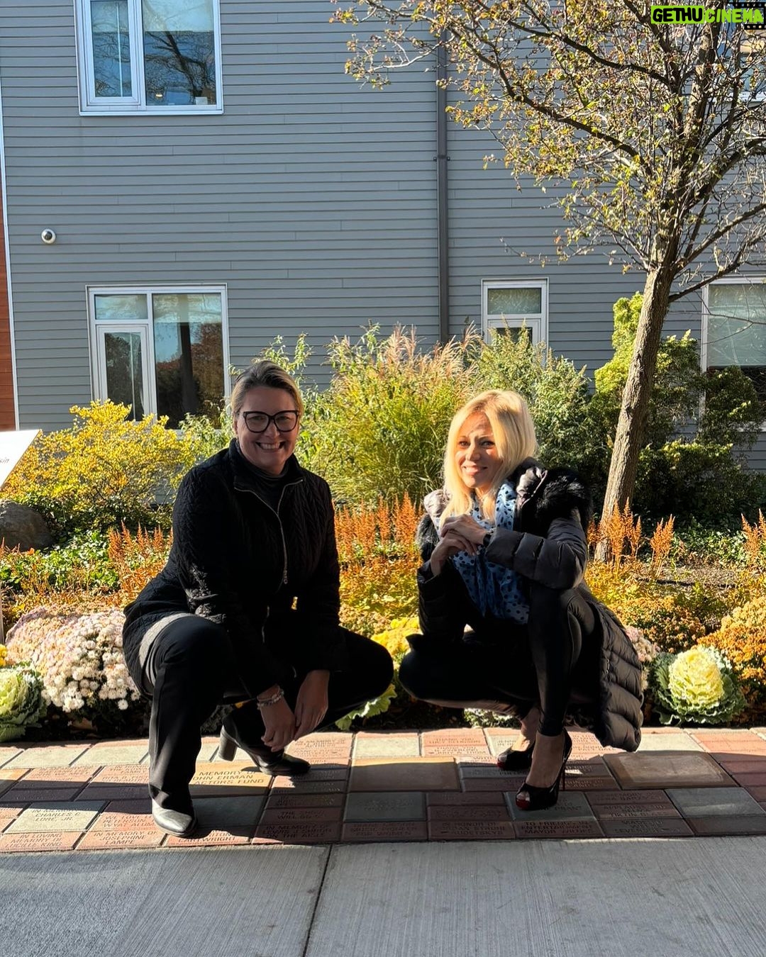 Debbie Gibson Instagram - What an incredible moment winning $81,000 for The Actors Fund Home in NJ where my late great Mama Diane lived out her final year ! 🤍 🍸 See link in stories to donate ! 🎭 1 - With Jordan Strohl Executive Director of @alifeinthearts 2- Memorial bricks so generously donated by my @diamonddebheads and #prouddebheads and @rubixkubeband 3 - La Familia !!! Aunt Linda, Uncle Carl, and Denise representing Karen and Michele and the whole fam 4 - With heir to Diane’s throne, friend,Manager, and spiritual sister @heathermooreny 5 - A moment with Mom 6 - Jordan and Denise and I sharing a laugh 7 - My knowledge of @taylorswift contributing to the win with #JaneKrakowski and @randyjackson 8 - Peek a Boo ! Photos by : @emilylouickphotography @foxtv @namethattunefox New Jersey