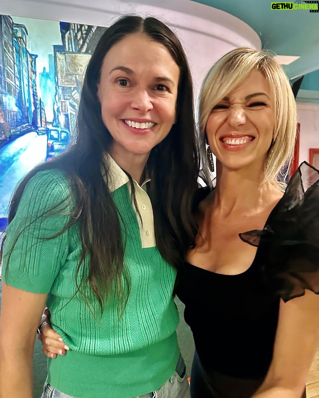 Debbie Gibson Instagram - REUNITED 🤍 @ suttonlenore She is … UNCHANGED 💫 After all these years of immeasurable success. Do you know how refreshing that is ? Sutton Foster was Sandy to my Rizzo in Grease in 1995 and she has evolved into such a consummate performer and beautiful woman. I had the opportunity to peer in on the final rehearsal before she takes the stage at @carnegiehall tomorrow night with the equally as exquisite @kelliohara for their One Night Only show! And my heart was so happy to have a moment to re-connect after way too many years. But doing theater together, especially tours, bonds people for life. Thank you to Dan for the invite ! Can’t wait to read all the rave reviews. Magic ! Merde to these two powerhouse ladies who are gonna blow the roof off the joint ! #friends #leadinglady #magic @marissajaretwinokur @adrianzmed Ripley-Grier Studios