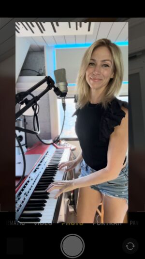 Debbie Gibson Instagram - Happy 35th Lost In Your Eyes ! 🎧🖤🎹

#song #songwriter #music #love #joy
