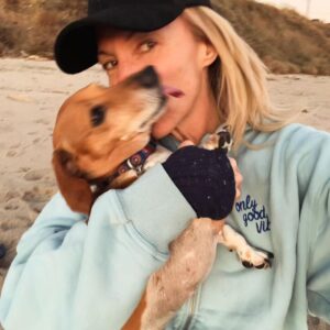Debbie Gibson Instagram - And then there were 2 … 

❤️🐶 ❤️🐶 

I had this beach scenario planned for our pack of 3 🐶 🌈coming up and I’m not gonna woulda coulda shoulda cuz the Universe has plans so far beyond what we can comprehend and those hindsight 20/20 glasses are apparently sold out.  But we have been bonding and processing as a pack. As a family. 

I’m so happy to have this moment to breathe and to feel everything because each loss we go through brings back previous loss in my experience. 

I’m very serene, just introspective and taking stock of what and who is important in my life. I’m very intentional with my love and energy which always feels authentic. Extra vulnerable but, I wouldn’t have it any other way. 

If you love hard , you’re gonna feel loss hard. And funny enough , in the wake of so much loss in the past couple of years I can only foresee loving even harder. 

Tomorrow is 35 Years of Lost in Your Eyes.  I don’t have any fancy post prepared as things have been  kinda wild and I do my social media stuff myself.  Just plan to talk to you all visually or through words.  The music and how you’ve all embraced it says it ALL !!! 

I look forward to sharing your stories and posts and please invite me to collab. Maybe one will strike my fancy !

G’night everyone 🤍

#beach #dog #dogmom #dachshundsofinstagram

PS Thank you @lecafedelaplagemalibu for my amazing hoodie ! 🩵