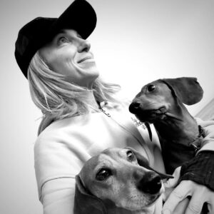 Debbie Gibson Instagram - And then there were 2 … 

❤️🐶 ❤️🐶 

I had this beach scenario planned for our pack of 3 🐶 🌈coming up and I’m not gonna woulda coulda shoulda cuz the Universe has plans so far beyond what we can comprehend and those hindsight 20/20 glasses are apparently sold out.  But we have been bonding and processing as a pack. As a family. 

I’m so happy to have this moment to breathe and to feel everything because each loss we go through brings back previous loss in my experience. 

I’m very serene, just introspective and taking stock of what and who is important in my life. I’m very intentional with my love and energy which always feels authentic. Extra vulnerable but, I wouldn’t have it any other way. 

If you love hard , you’re gonna feel loss hard. And funny enough , in the wake of so much loss in the past couple of years I can only foresee loving even harder. 

Tomorrow is 35 Years of Lost in Your Eyes.  I don’t have any fancy post prepared as things have been  kinda wild and I do my social media stuff myself.  Just plan to talk to you all visually or through words.  The music and how you’ve all embraced it says it ALL !!! 

I look forward to sharing your stories and posts and please invite me to collab. Maybe one will strike my fancy !

G’night everyone 🤍

#beach #dog #dogmom #dachshundsofinstagram

PS Thank you @lecafedelaplagemalibu for my amazing hoodie ! 🩵