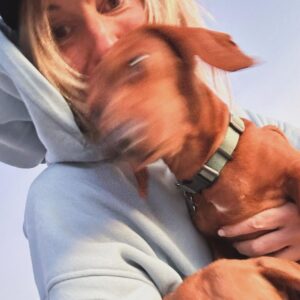 Debbie Gibson Instagram - And then there were 2 … 

❤️🐶 ❤️🐶 

I had this beach scenario planned for our pack of 3 🐶 🌈coming up and I’m not gonna woulda coulda shoulda cuz the Universe has plans so far beyond what we can comprehend and those hindsight 20/20 glasses are apparently sold out.  But we have been bonding and processing as a pack. As a family. 

I’m so happy to have this moment to breathe and to feel everything because each loss we go through brings back previous loss in my experience. 

I’m very serene, just introspective and taking stock of what and who is important in my life. I’m very intentional with my love and energy which always feels authentic. Extra vulnerable but, I wouldn’t have it any other way. 

If you love hard , you’re gonna feel loss hard. And funny enough , in the wake of so much loss in the past couple of years I can only foresee loving even harder. 

Tomorrow is 35 Years of Lost in Your Eyes.  I don’t have any fancy post prepared as things have been  kinda wild and I do my social media stuff myself.  Just plan to talk to you all visually or through words.  The music and how you’ve all embraced it says it ALL !!! 

I look forward to sharing your stories and posts and please invite me to collab. Maybe one will strike my fancy !

G’night everyone 🤍

#beach #dog #dogmom #dachshundsofinstagram

PS Thank you @lecafedelaplagemalibu for my amazing hoodie ! 🩵