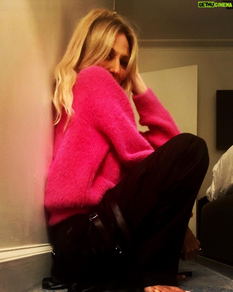 Debbie Gibson Instagram - My favorite pink sweater and me 💞 Post Show Friday Night 12/8 🎵 Swipe for all the variations on the theme🍸 #wednesday #wednesdaymotivation #sweater #sweaterweather #stellamccartney Shout out to @Skyla.Ann at @stellamccartney in LV for helping me pick the perfect fit … cute but just baggy enough to feel cozy ! We had FUN finding it 💗 Burbank, California