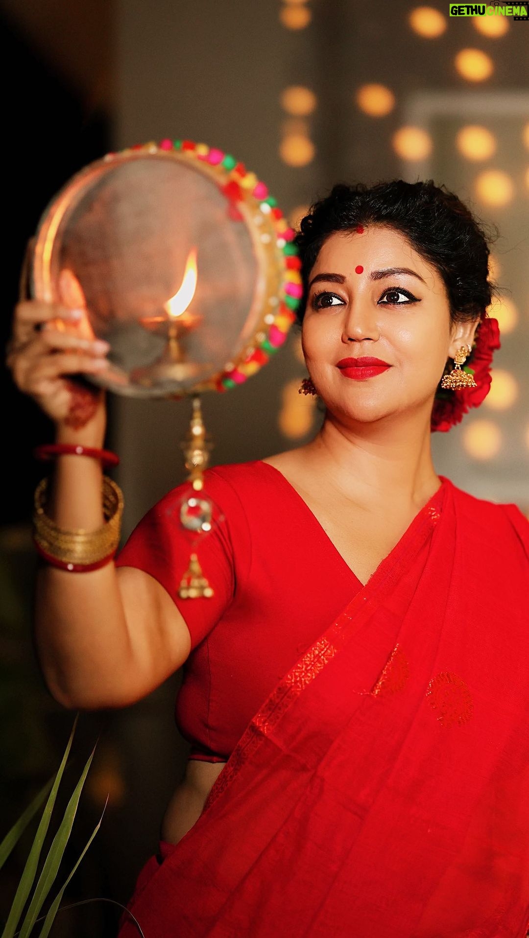 Debina Bonnerjee Instagram - Little throwback!! A lot of things keeps you busy while fasting and specially when all dressed up I never miss a chance to make some reels for the gram-fam 🫠😛❤️ Also this song just fits the mood of me and my chaand ✨ . . . . #tbt #glam #saree #love #reels #trending