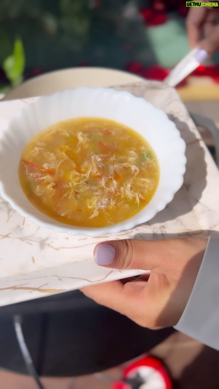 Debina Bonnerjee Instagram - A super easy fulfilling chicken soup which you can easily try this Christmas 🎄🎅 . #chickensoup