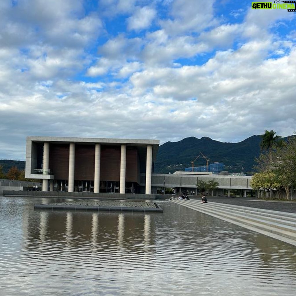 Deborah Colker Instagram - Chegando de volta no Brasil hoje e ainda digerindo a experiência inesquecível em Taipei, Taiwan! Uma riqueza cultural sem igual, lugares incríveis (templos, teatro, escolas de acrobacia e opera), e principalmente, pessoas que nos cruzaram e dedicaram tempo para nos apresentar tantas vivências. Viva a Cura! Obrigada, Taiwan!!! ❤️