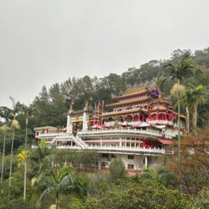 Deborah Colker Instagram - Chegando de volta no Brasil hoje e ainda digerindo a experiência inesquecível em Taipei, Taiwan! Uma riqueza cultural sem igual, lugares incríveis (templos, teatro, escolas de acrobacia e opera), e principalmente, pessoas que nos cruzaram e dedicaram tempo para nos apresentar tantas vivências. Viva a Cura! Obrigada, Taiwan!!! ❤️