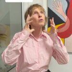 Deborah Colker Instagram - SOBRE SAGRAÇÃO // Respondendo à @‌claudiat_2 Um novo espetáculo pode nascer de inúmeras formas - alguma inquietude, curiosidade, estudo ou experiência são bons exemplos de inspirações que mais pra frente, se transformam em um tema ‘concreto’. No caso de “Sagração” - o novo espetáculo da companhia que estreia esse ano - a temática surge inspirada na obra de Stravinsky, “Sagração da Primavera”. #ciadeborahcolker #sagração #espetáculodedança #dançacontemporânea #deborahcolker #stravinsky