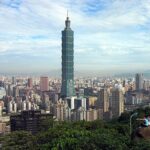 Deborah Colker Instagram – Conhecendo o Taipei 101, o terceiro prédio mais alto do mundo!! dentro, o amortecedor que mantém o prédio de 101 andares de pé – ele reduz o balanço das torres, principalmente nos terremotos, incrível, genial!!!