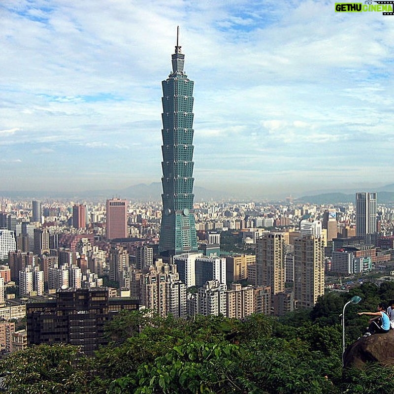 Deborah Colker Instagram - Conhecendo o Taipei 101, o terceiro prédio mais alto do mundo!! dentro, o amortecedor que mantém o prédio de 101 andares de pé - ele reduz o balanço das torres, principalmente nos terremotos, incrível, genial!!!