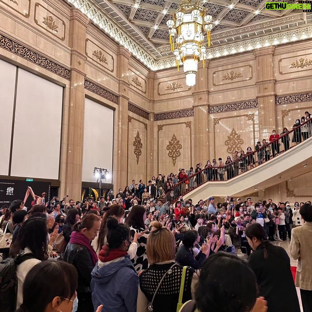 Deborah Colker Instagram - E hoje encerramos a temporada de 2023 com chave de ouro - foram três espetáculos de Cura no Taipei National Theatre, um encontro com a instituição da Epidermólise Bolhosa, e muitíssimas trocas de experiências e culturas! Obrigada, Taiwan!❤️ #ciadeborahcolker #deborahcolker #cura #curaemtaiwan #dançacontemporânea