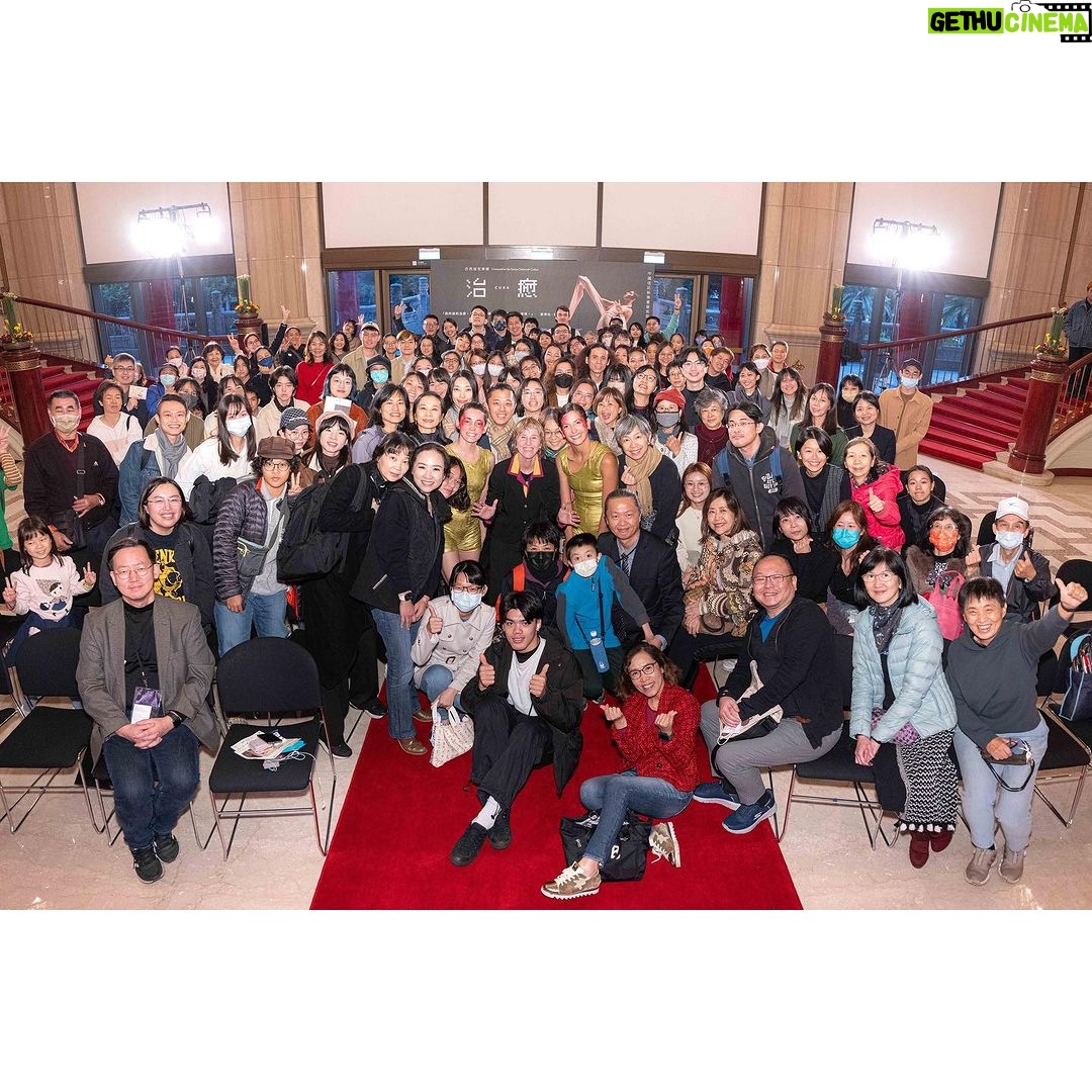 Deborah Colker Instagram - E hoje encerramos a temporada de 2023 com chave de ouro - foram três espetáculos de Cura no Taipei National Theatre, um encontro com a instituição da Epidermólise Bolhosa, e muitíssimas trocas de experiências e culturas! Obrigada, Taiwan!❤️ #ciadeborahcolker #deborahcolker #cura #curaemtaiwan #dançacontemporânea