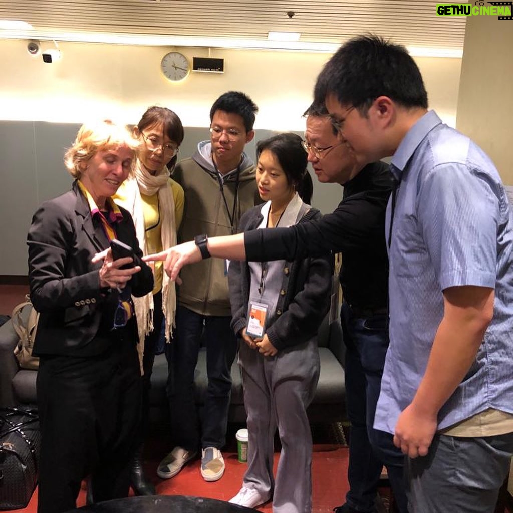 Deborah Colker Instagram - E hoje encerramos a temporada de 2023 com chave de ouro - foram três espetáculos de Cura no Taipei National Theatre, um encontro com a instituição da Epidermólise Bolhosa, e muitíssimas trocas de experiências e culturas! Obrigada, Taiwan!❤️ #ciadeborahcolker #deborahcolker #cura #curaemtaiwan #dançacontemporânea
