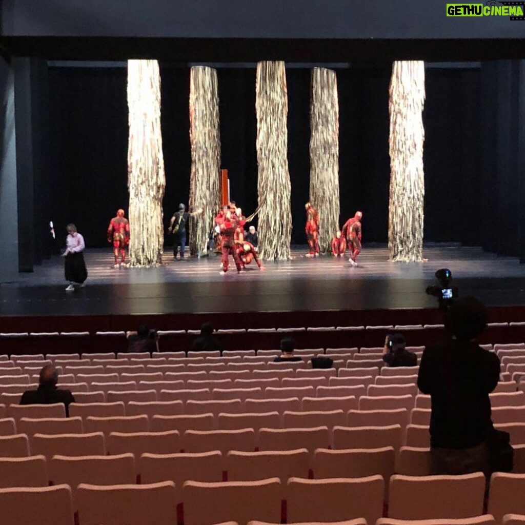 Deborah Colker Instagram - Experiência incrível de trocar culturas, estar nesse teatro incrível e levar a CURA do que não tem cura para Taiwan❤️ Hoje foi o primeiro espetáculo no Taipei National Theater, e agora vamos para mais dois espetáculos💪 #cura #ciadeborahcolker #deborahcolker #curaemtaiwan Taipei, Taiwan