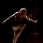 Deborah Colker Instagram - #Tbt da obra “Nó” Inspirada nas ruas de prostituição de Amsterdam (Red Light District), a enorme caixa transparente criada pelo cenógrafo @gringocardia, é uma metáfora do desejo, daquilo que se quer, mas não se pode pegar, daquilo que se vê, mas não se pode ter, daquilo que se ambiciona, mas não se pode realizar. #TBT #Nó #CiaDeborahColker #DeborahColker #DançaContemporânea